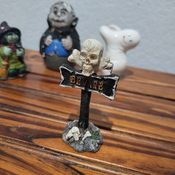Lot Of 8 Miniature Figures Halloween Village Mini graveyard Skeleton Ghost Witch - Picture 13 of 16